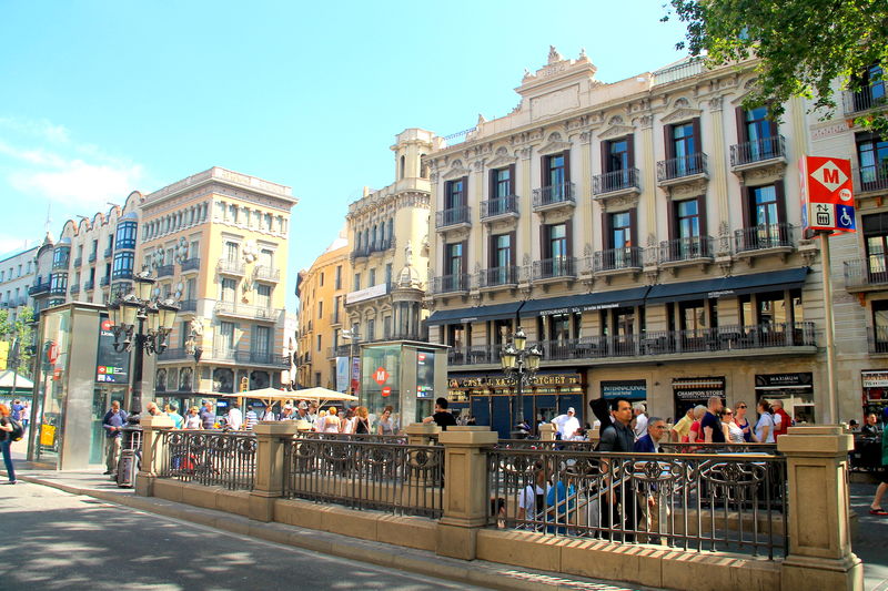 Ла Рамбла - оживленная улица в Барселоне