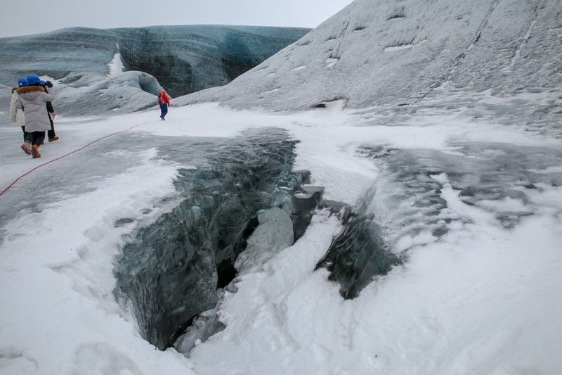 Ледниковые пещеры в Исландии