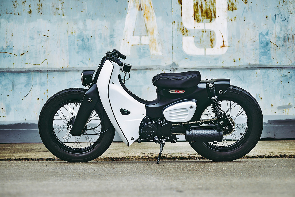 Ретро мотоцикл honda super cub 2018 года