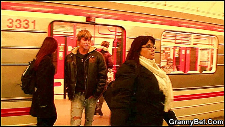 Unknown - Fattie In The Metro (Grannybet) [FullHD 1080p]