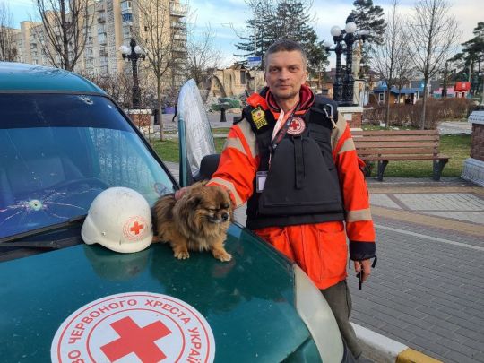 «Ризикуючи власним життям, врятував з Ірпеня понад 200 людей»: подвиг волонтера Червоного Хреста України
