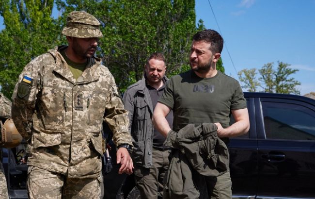 Зеленский посетил командные пункты и передовые позиции на Донбассе