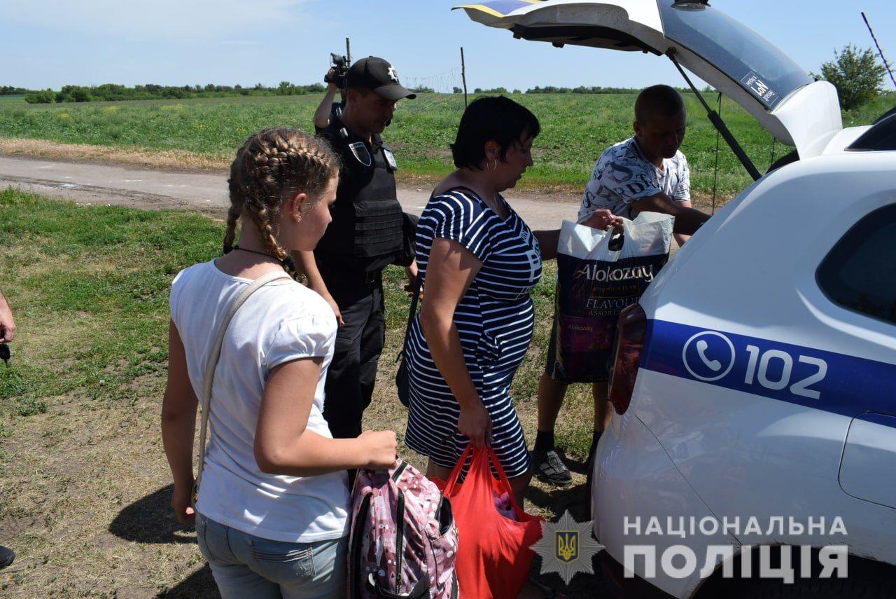 На Донеччині поліцейські офіцери громади евакуюють з-під Слов’янська родини з дітьми