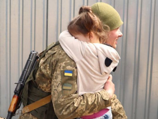 «Ви б бачили, яка моя донечка мужня»: у Миколаєві 5-річна дівчинка стала волонтеркою