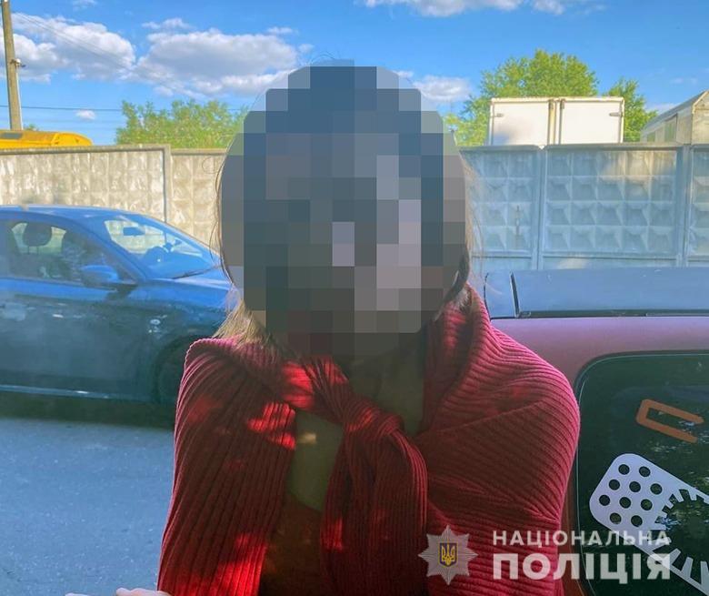 У Києві спецпризначенці затримали жінку за збут наркотиків у Дарницькому районі