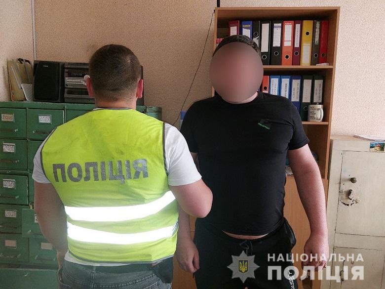 Оперативники Голосіївського управління поліції затримали чоловіка, який перебував у розшуку за розтрату майна фірми