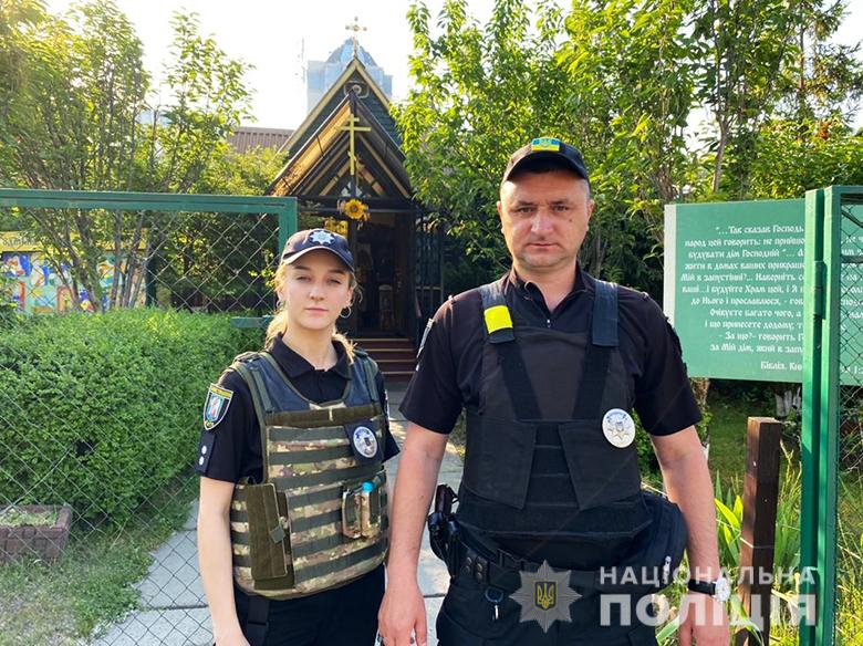 Поліцейські Києва забезпечують правопорядок біля церков та культових споруд