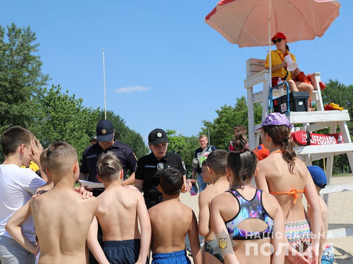 Безпечне літо з ювенальними поліцейськими – у Києві тривають профілактичні заходи з населенням під час відпочинку біля водойм