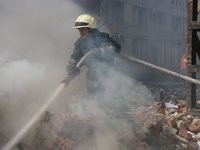 На Харківщині рятувальники третю добу гасять масштабну пожежу, що виникла на газопереробному підприємстві в результаті ворожого обстрілу