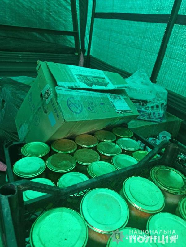 Поліцейські офіцери Піщанської територіальної громади під ворожими обстрілами доставили продукти та необхідні речі військовим на лінію вогню