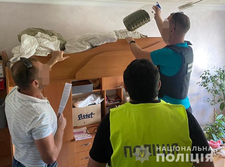Співробітники управління міграційної поліції Києва затримали чоловіка за зберігання канабісу