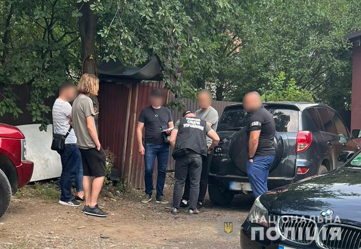 Буковинські правоохоронці затримали чоловіка за продаж для ЗСУ позашляховиків, завезених в якості гуманітарної допомоги