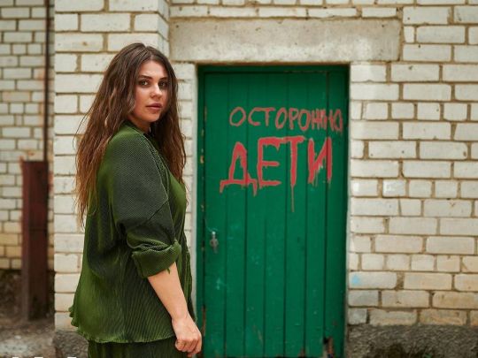 «На власні очі бачила написи на стінах»: солістка KAZKA відвідала розбомблене рашистами село
