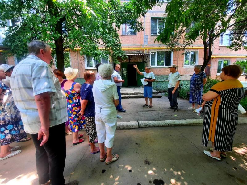 Сход граждан главой администрации города на микрорайоне 4