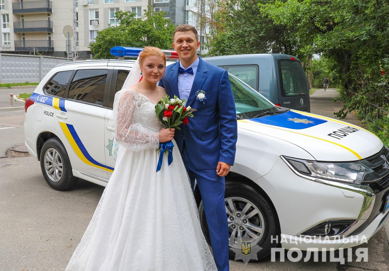 «Тепер разом по життю будемо допомагати та захищати наших громадян», - київський спецпризначенець про своє одруження