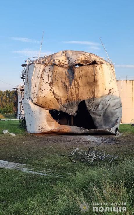 На Запоріжжі через російські обстріли зруйнований промисловий об’єкт та знищені поля з врожаєм : наслідки злочинів фіксує поліція