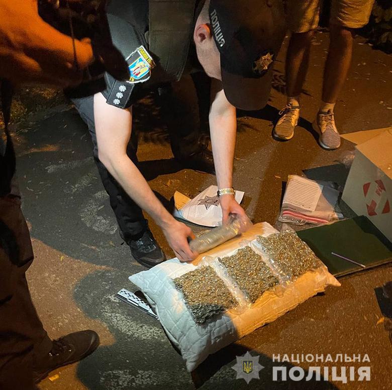 Слідчі поліції Києва повідомили про підозру чоловіку, який збував наркотики на столичній Дарниці