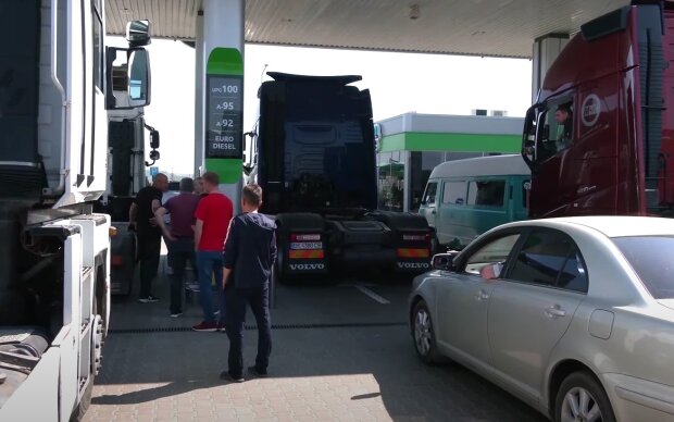 На українських АЗС стрімко змінюються ціни на бензин: скільки коштуватиме літр