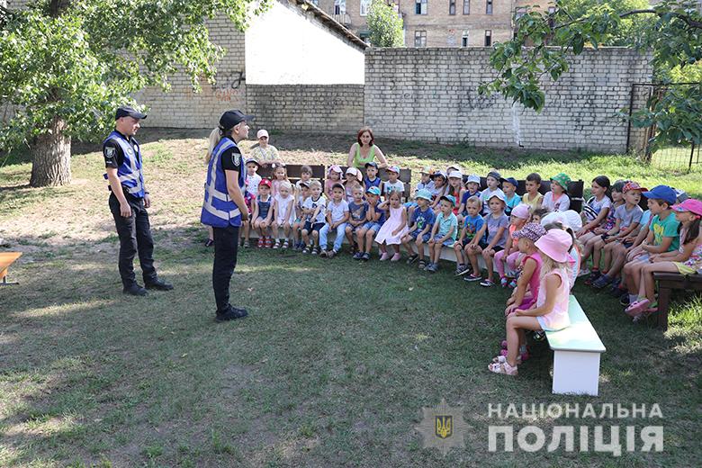 Правила поводження з підозрілими предметами: ювенальні поліцейські Києва провели заняття для дошкільнят