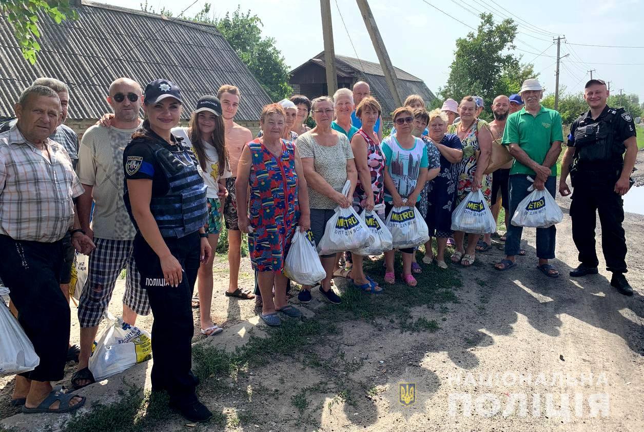 Запорізькі поліцейські, волонтери та благодійники доставили гумдопомогу жителям Степногірської ОТГ