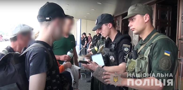 З бойовою гранатою у громадському місці: поліцейські Києва роззброїли пасажира Центрального залізничного вокзалу