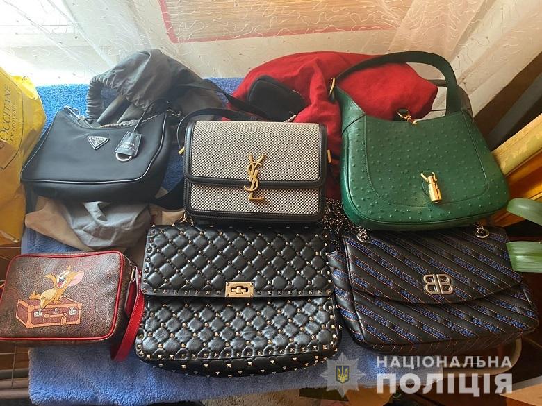 Ошукала покупців на продажі брендових сумок: слідчі поліції Києва повідомили про підозру шахрайці
