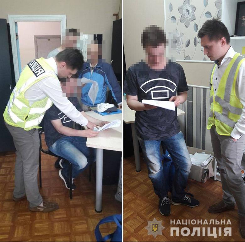Викрали дев’ять акумуляторів з електросамокатів у Шевченківському районі столиці: слідчі оголосили двом затриманим про підозру