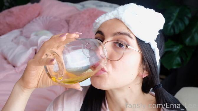[Fansly.com] Ema Lee - Waking Up To a Glass of Hot Yellow Piss [2021 г., piss, piss drinking, glasses, braces, 1080p, WEB-DL]