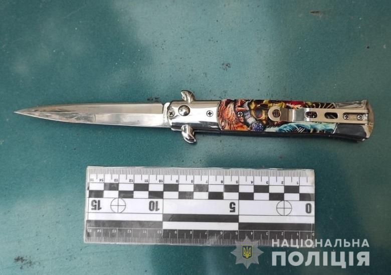 Наніс ножове поранення перехожій: у Києві слідчі повідомили про підозру чоловіку