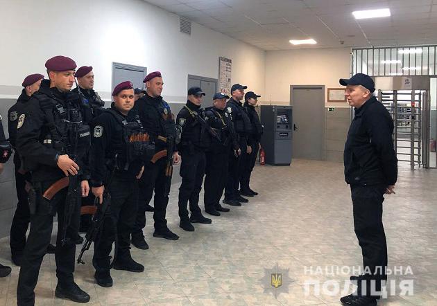 Поліцейські Києва продовжують відпрацьовувати заклади громадського відпочинку