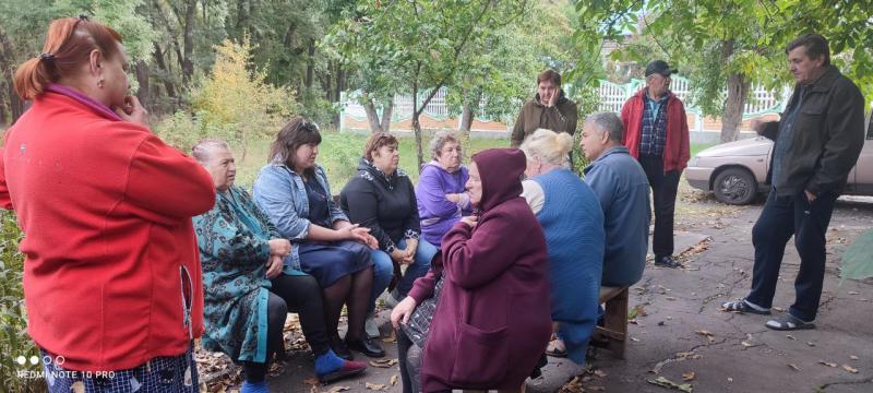 Сход граждан с управляющим  делами  Пелагеевской поселковой администрации