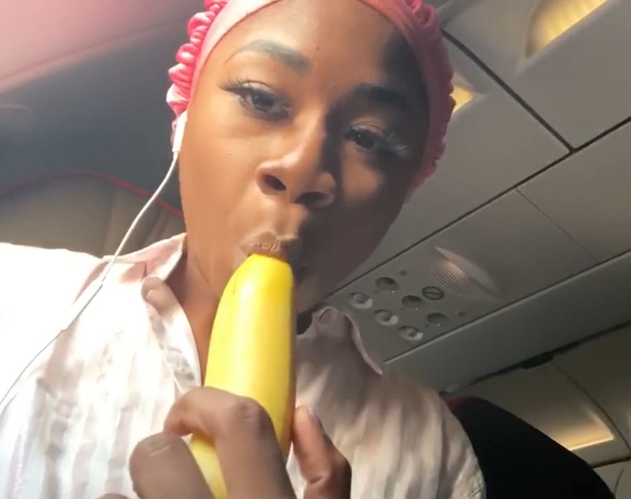 Amateur - Ebony Girl Masturbate In Plane By Banan (HD/227 MB)