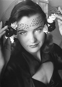 Элла Рейнес