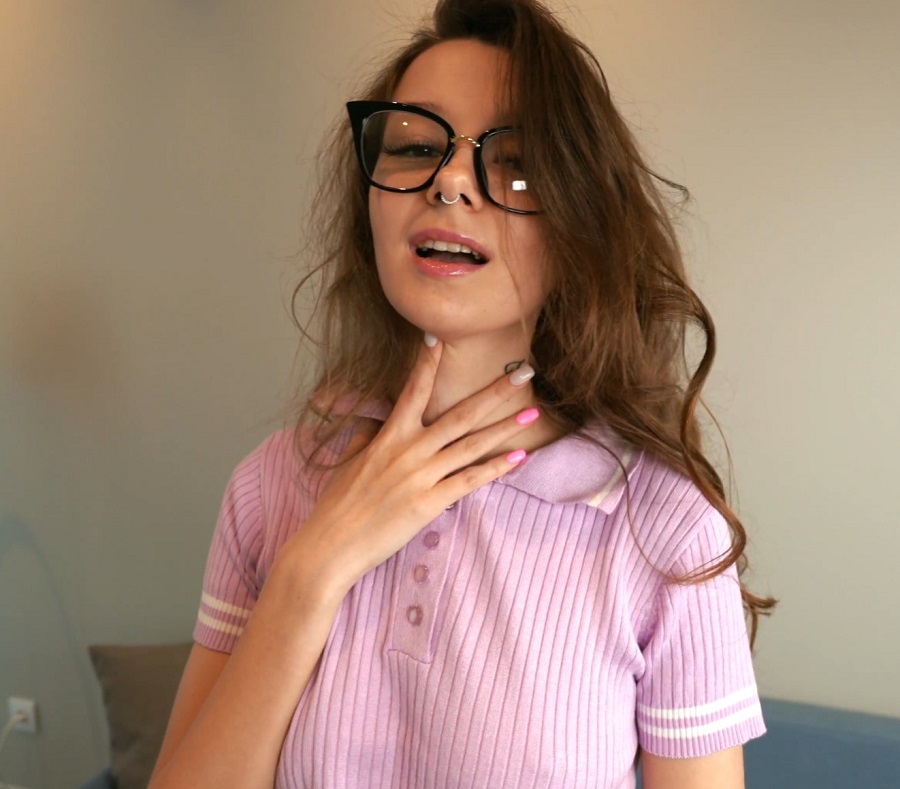 Julie Jess - Cumshot On Teen In Glasses [UltraHD/4K 2160p] - Amateurporn