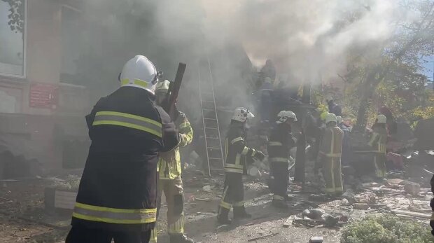 Рятувальники дістають людей з-під завалів у столиці: вижили не всі