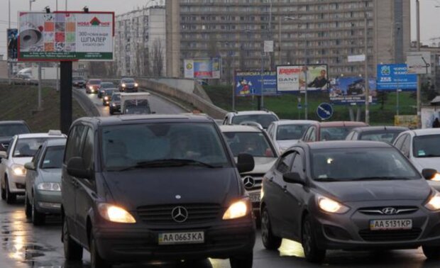 Різкий старт, плавний рух: українських водіїв попередили про головні помилки перед першим снігом
