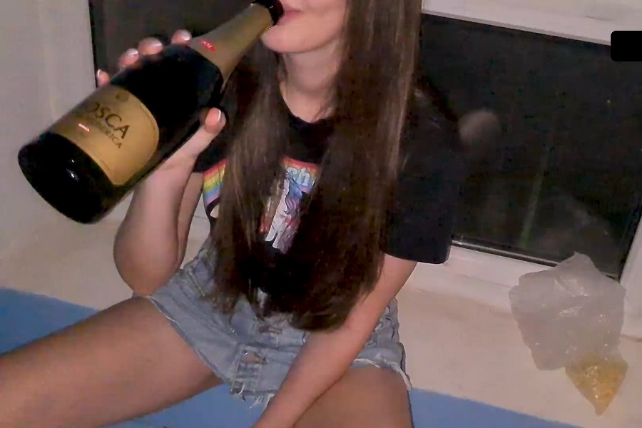 Amateur - Drunk Girl Suck Cock For a Bottle of Champagne - (Amateurporn) [FullHD 1080p]