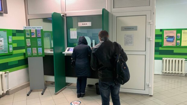 Українці скаржаться на відміну банками кредитних канікул: відбуваються постійні списання грошей з рахунків