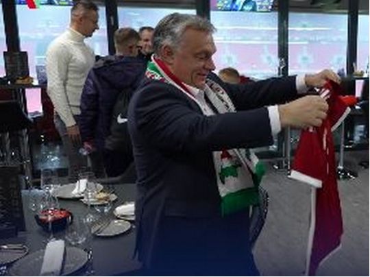 Посла Угорщини викликають «на килим» у МЗС сквозь скандальний шарф Орбана