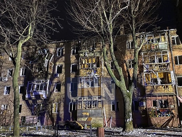 В Вышгороде оккупанты влетели в крышу пятиэтажки, людей эвакуируют